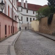 プラハの魅力的な裏通りの１つ