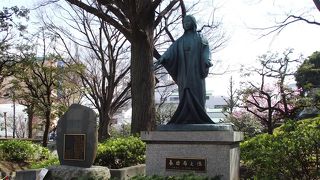 文京区が種々の事業を記念して建立した像 とのことです