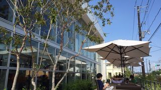 住宅地の中に突然現れるオシャレな空間