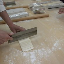 ４つに畳み１?幅に切ります。再び打ち粉をしてほぐします。