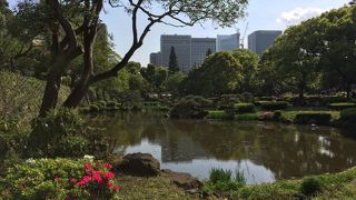 日比谷公園の有楽門から入ったところにあります