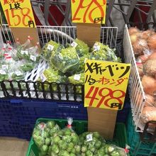 輸入ものの野菜や果物も豊富です。