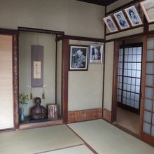 部屋の中、夏目漱石がいっぱい