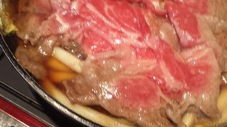 有馬温泉街の中心で特産牛すき焼き