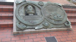 中央通りの手前の中央分離帯にあります