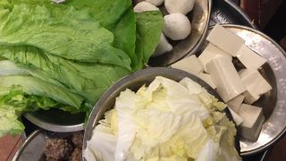 リーズナブルに本場の羊肉火鍋が食べられる