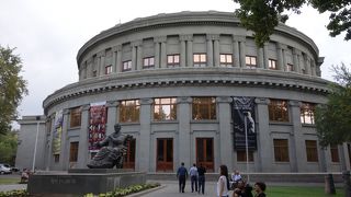 自由広場のわきにある