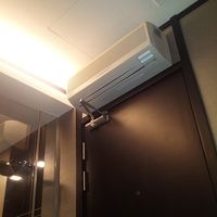 エアコンの風が直にベッドに当たります