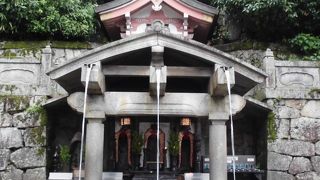 3つの水流がある滝