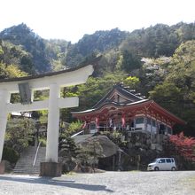 鳥居はコンクリート製？