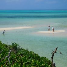 宮古島側の橋の近くの遠浅の海