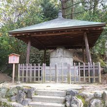 公園に祀られている湯釜薬師