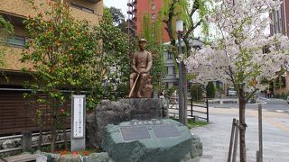 道後温泉駅前の広場にある像