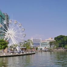 反対側も公園になっておりくつろげる。