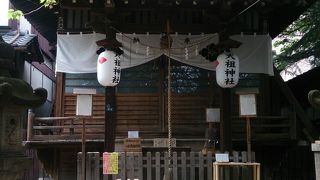 急な階段を登ると・・・