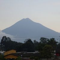 宿の屋上からアグア火山を望めます