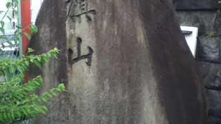 水神社境内に石碑がある