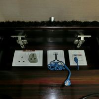 部屋のコンセント類。200V出力だけど変換アダプターもある。