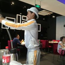 麺を伸ばすパフォーマンス