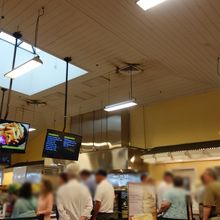 店内のフードショップは並んでいます。