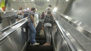 地下鉄のエスカレーター