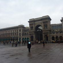 広場の一画にガッレリアの入口があります