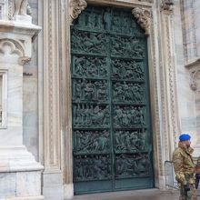 ドゥオーモの警備の兵士が広場を見ています