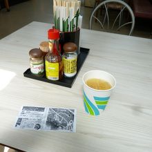 ジュースで喉を潤します