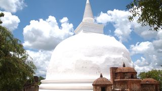 半球状のお椀を伏せた感じ