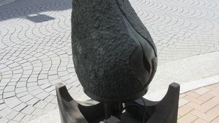 大きな種のモニュメントです