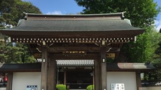 歴史の長ーいお寺　庭がきれいに整備されています