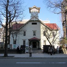 正面に到着、立派な洋館ですね