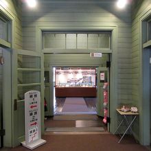 館内へ入りましょう