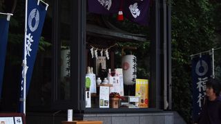 ビルの谷間に小さな神社