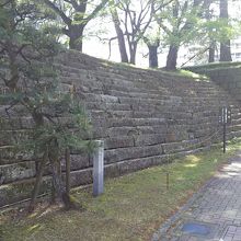 福井県警本部前にある石垣。