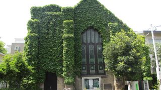 ツタに包まれた教会です