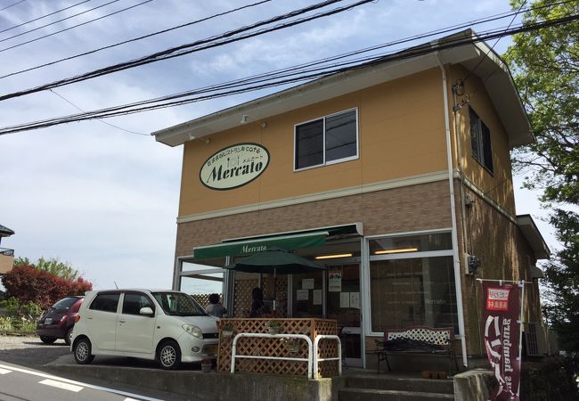 焼き立てパン食べ放題とフリードリンク付きの洋食屋さん