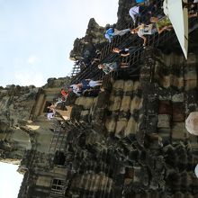 階段、急なんです；登るのに15分ほど待ちました。