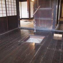 内部の囲炉裏
