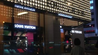 御堂筋沿いにハイブランド街に