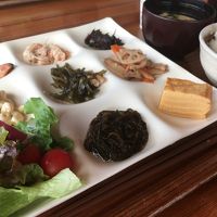 近くにはたくさんの食事どころがあります。