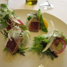 前菜:鮪のタタキオレンジや茴香のインサラータ
