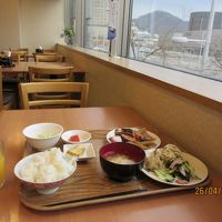 朝食会場から函館山と駅を臨める