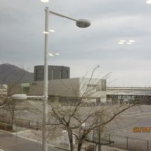 ホテルから函館山と函館駅の眺望