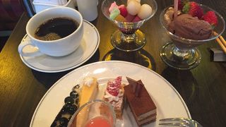 ゆったりくつろげるビュッフェ