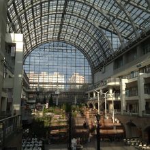 でかいガラス張りドーム