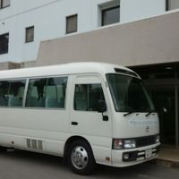 バスで送迎がありますが　朝は特に時間が合わないと早いです。