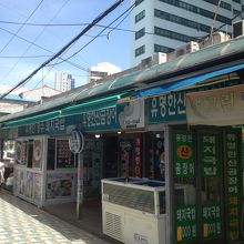 お店が並ぶ韓国式の店配置