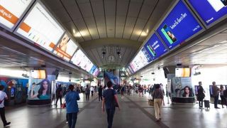 （バンコク）スクムヴィット線とシーロム線間の乗り換え駅