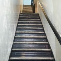 手すりがあるので、NYCとしては階段は登りやすいです。